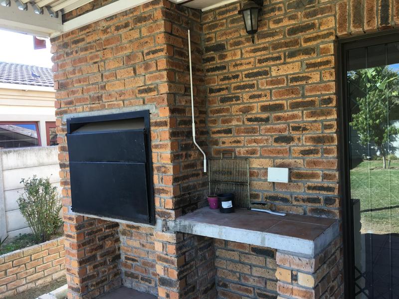 To Let 3 Bedroom Property for Rent in Uitzicht Western Cape